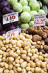 Fruits et légumes en vente dans Market.Records arrondissement du marché frais aller retour aussi loin que AD1014 et il a commercé de son emplacement actuel depuis 1756 rendant le plus gros marché fruits et légumes à Londres.