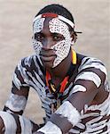 Karo hommes excellent dans l'art corporel. Ils décorent leurs visages et les torses minutieusement à l'aide de craie blanche locale, pulvérisé rock et autres pigments naturels. Leurs coiffures tressées sont typiques des jeunes hommes de la tribu.Le Karo sont une tribu vivant dans trois villages principaux le long du cours inférieur du fleuve Omo en Éthiopie.