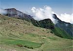 L'Ethiopie est un pays de vastes horizons et paysages spectaculaires. Les montagnes altérées dans les hauts plateaux éthiopiens pièce couche après couche de matériaux volcaniques, qui construit le plateau dans la plus grande région des hautes terres d'Afrique.L'agriculture constitue le fond de l'économie du pays avec 90 pour cent de sa population de gagner sa vie de la terre.