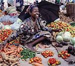 Une femme vend des légumes au marché de Bati.Situé au sommet de l'escarpement ouest du Rift Abyssin, Bati est que le plus grand marché de plein air dans les Ethiopia.Nomads et leurs chameaux trek longues distances chaque semaine depuis la basse dures se trouvant déserts pour le troc avec les fermiers Amhara et Oromo vivant dans les hautes terres fertiles.