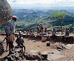 Le lieu de rencontre central, mora, d'un vieux village Konso dans des paysages spectaculaires dans le sud-ouest de l'Éthiopie. La plus ancienne date de villages 500 à 600 ans en arrière et sont enrichis avec d'immenses murs de pierres sèches.Le peuple Konso est agriculteurs très industrieuses, cultiver un sol pauvre en terrasses, qui sont renforcées avec des pierres et de roches.