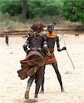 Hamar Frau wird von einem Mann in einem Jumping der Zeremonie Bull gepeitscht.Die halb nomadische Hamar Südwesten Äthiopiens Umarmung ein Alter Klasse-System, das mehrere Rituale für junge Männer enthält.