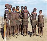 Un groupe de filles Nyangatom et femmes avec joliment décoré cuir jupes se rassemblent pour danser.Le Nyangatom sont une des plus grandes tribus et sans doute les plus belliqueuses de personnes vivant le long de la rivière Omo en Éthiopie.