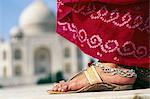 Détail de pied & sari indien devant le Taj Mahal, Agra.The, Taj Mahal a été construit par un musulman, empereur Shah Jahan à la mémoire de sa chère épouse et Reine Mumtaz Mahal.It est une élégie en marbre ou certains disent que l'expression d'un rêve.