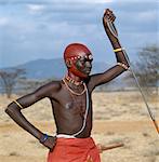 Un mois après qu'une jeunesse Samburu a été circoncis, il devient un guerrier.Il ira en le flux le plus proche ou le point d'eau pour laver la saleté d'une mois.Il décore lui-même avec un mélange de graisse ocre et animal et s'orne de perles. Le brusque changement dans son apparence est remarquable.