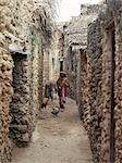 Une scène de rue typique dans un des quartiers plus pauvres de la Pate Village.All sont construits les bâtiments en pierre de corail chiffon avec des toits de makuti, qui sont un type de chaume faite de feuilles de cocotier.Pate a été créé par les Arabes d'Arabie au XIIIe siècle, ou peut-être même plus tôt.