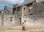 Un vieil homme devant un grand bâtiment étagée double en Pate Village.All sont construits les bâtiments en pierre de corail chiffon avec des toits de makuti, qui sont un type de chaume progrès de feuilles de cocotier.Pate a été créé par les Arabes d'Arabie au XIIIe siècle, ou peut-être même plus tôt.
