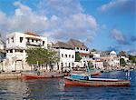 Die Uferpromenade von geschützten, natürlichen Hafen von Lamu Island.Situated 150 Meilen stammt Lamu Stadt Norden nordöstlich von Mombasa, aus dem 15. Jahrhundert AD. Die Bedeutung der Inseln liegt in der Tatsache, dass es die nur bestimmte Quelle der süßes Grundwasser im gesamten Umkreis.Die Stadt wurde zum Weltkulturerbe von der UNESCO erklärt 2001 weil es die älteste ist und am besten erhaltene Siedlung Swahili ich