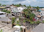 Une vue sur les toits de la ville de Lamu.Situé à 150 km au nord nord-est de Mombasa, ville de Lamu datant du 15ème siècle de notre ère. L'importance des îles réside dans le fait qu'il a seulement certaine source d'eau souterraine douce dans tout le district.La ville a été déclarée patrimoine de l'humanité par l'UNESCO en 2001 parce qu'il est le plus ancien et le mieux préservée de peuplement swahilis en Afrique de l'est.