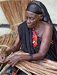 Une femme de Swahili à Lamu fait makuti, un cocotier chaume largement utilisé comme un matériau de couverture sur les maisons tout au long de l'East African Coast.Situated 150 km vers le nord au nord-est de Mombasa, Lamu ville remonte au XVe siècle après JC.