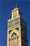 La mosquée Hassan II à Casablanca est le troisième plus grand au monde après celles de la Mecque et Médine, et son minaret, à 210 m, est le plus grand de tous.Il a été construit pour commémorer ancien roi Hassan IIs 60e anniversaire en 1993.