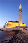 La mosquée Hassan II à Casablanca est le troisième plus grand au monde après celles de la Mecque et Médine, et son minaret, à 210 m, est le plus grand de tous.Il a été construit pour commémorer ancien roi Hassan IIs 60e anniversaire en 1993.