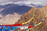 Ganden Monastery.Prayer drapeaux marque la limite des excursions de pèlerins dans les collines autour de Ganden.They sont habituellement enfilées autour des lieux sacrés pour purifier l'air et à apaiser les dieux, et leur flottant est censé libérer leurs prières écrites dans les cieux. Les couleurs sont trop symboliques des éléments.