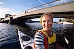 Femme souriante en kayak, Stockholm, Suède.