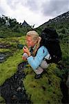 Femme souriante debout près d'un ruisseau, Nallo, Laponie.