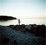 Scandinave fille jouant sur les rochers, Gotland, Suède.