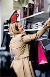 Femme avec sacs à vêtements, Stockholm, Suède.