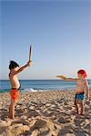 Kinder spielen am Strand.