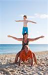 Une famille sur une plage.