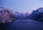 Montagnes autour d'un fjord, Norvège.