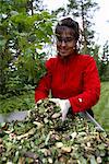 Une femme et un tas de compost, Suède.