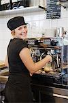 Eine Frau, die arbeitet in einem Café, Schweden.