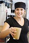Une femme qui travaille dans un café, Suède.