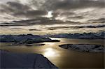 Sonnenlicht über Winterlandschaft, Norwegen.