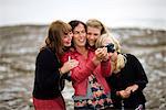 Deux femmes et deux jeunes filles en regardant une photo de la caméra, Suède.