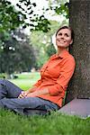 Une femme au repos dans un parc, Suède.