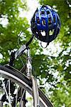 Ein Zyklus-Helm hängen am Lenker, Schweden.