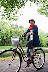 Eine Frau, Radfahren im Park, Schweden.