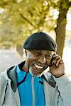 Homme senior à l'aide d'un téléphone mobile, Suède.