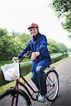 Cycliste féminine dans un parc, Stockholm, Suède.