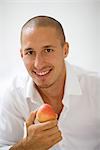 Porträt eines Mannes mit einen Apfel, Schweden.
