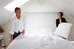 Un homme et une femme faisant un lit, Suède.