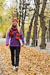 Une femme qui marche dans un parc à l'automne, Suède.