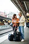 Ein Mann und eine Frau auf einer Plattform an einem Bahnhof, Schweden.