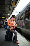 Une femme à une station de chemin de fer, Suède.