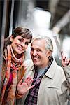 Un couple par un train à une gare, Suède.