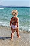 Fillette portant un Bikini sur la plage