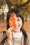 Pretty Girl Holding feuille