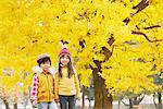 Enfants se tenant près d'un arbre en automne couleur