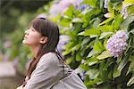 Jeune femme adulte avec hortensia