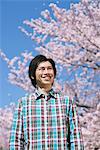 Jeune homme en Front de Cherry blossoms