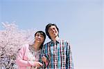 Young Couple in Front de Cherry blossoms