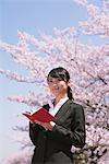 Femme d'affaires en Front de Cherry blossoms