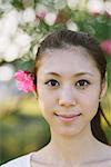 Porträt von schöne junge Japanerin tragen Blume