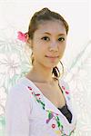 Porträt von schöne junge Japanerin In Blumen Hintergrund