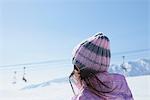 Vue postérieure de la jeune fille dans la neige